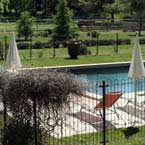 Fraicheur et farniente à la piscine du Domaine de la Gravière en Provence