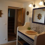 Gite Ste Baume, la salle d'eau, douche et vasque aux couleurs de la Provence